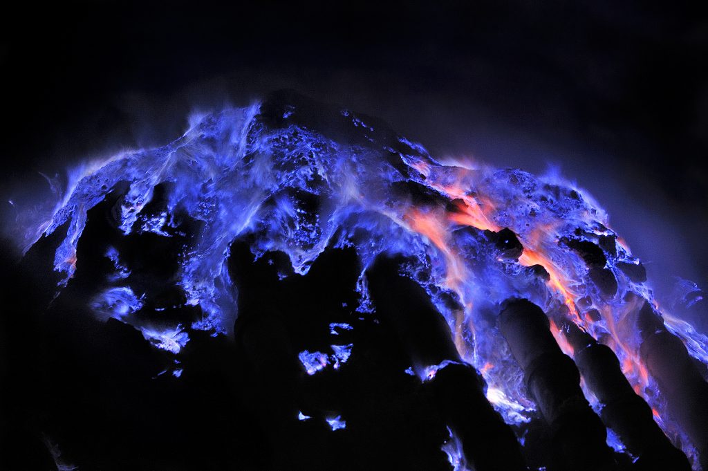 ijen blue lava