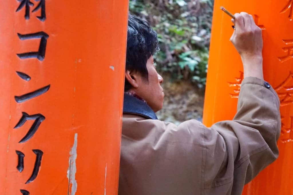 Kyoto Fox Shrine - Painting the fushimi inari tori gates