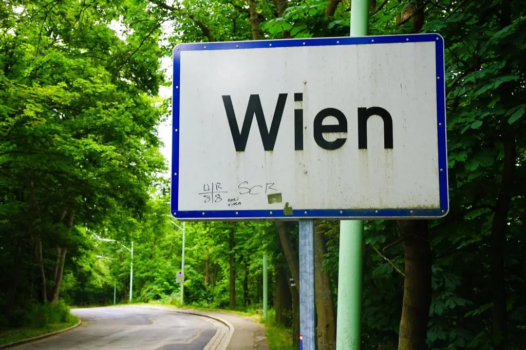 Free Things To Do In Vienna - Vienna Roadsign
