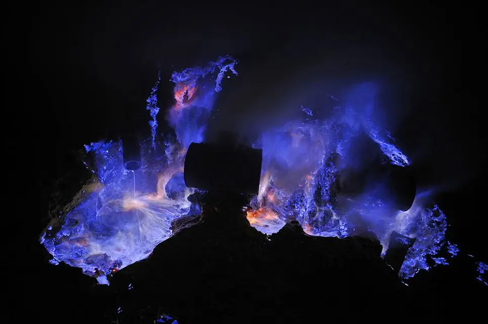 ijen blue lava
