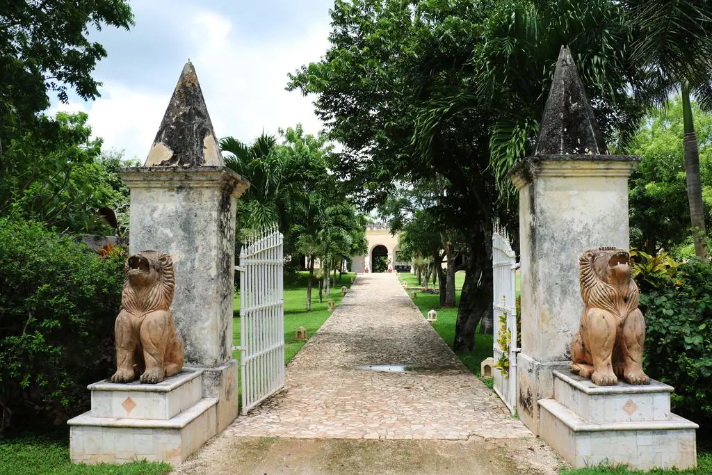 How To See Chichen Itza Alone - Without The Tour Groups or Crowds!