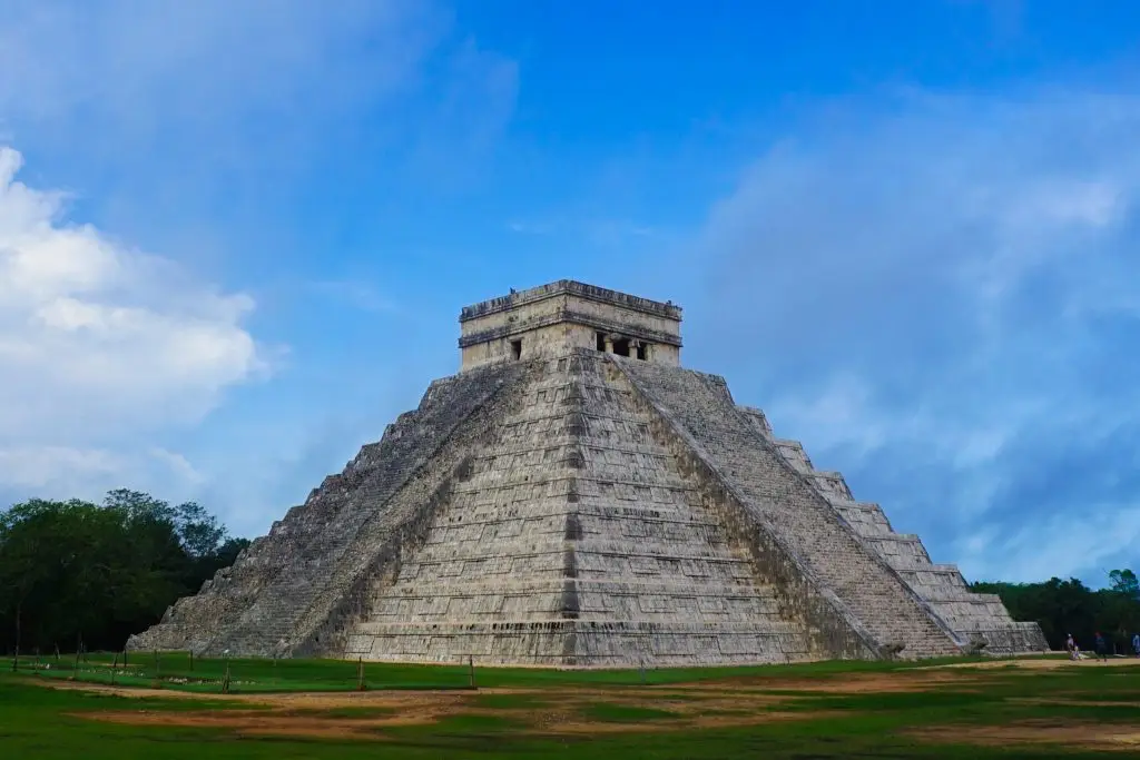 How To See Chichen Itza Alone - Without The Tour Groups or Crowds!