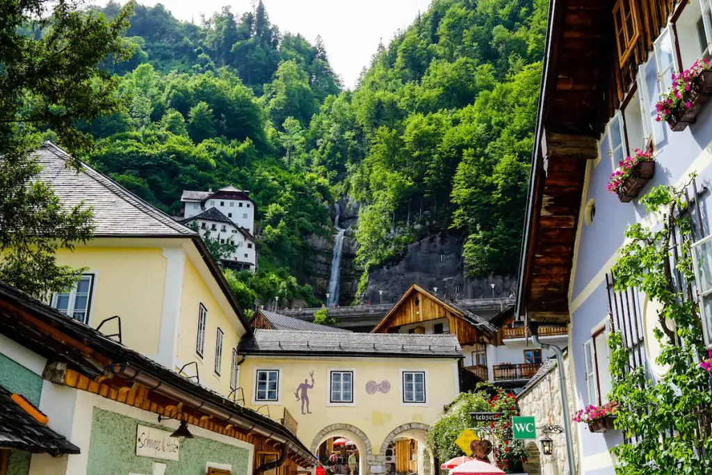 hallstatt sightseeing ** hallstatt history ** places to visit in hallstatt ** vienna to hallstatt train **