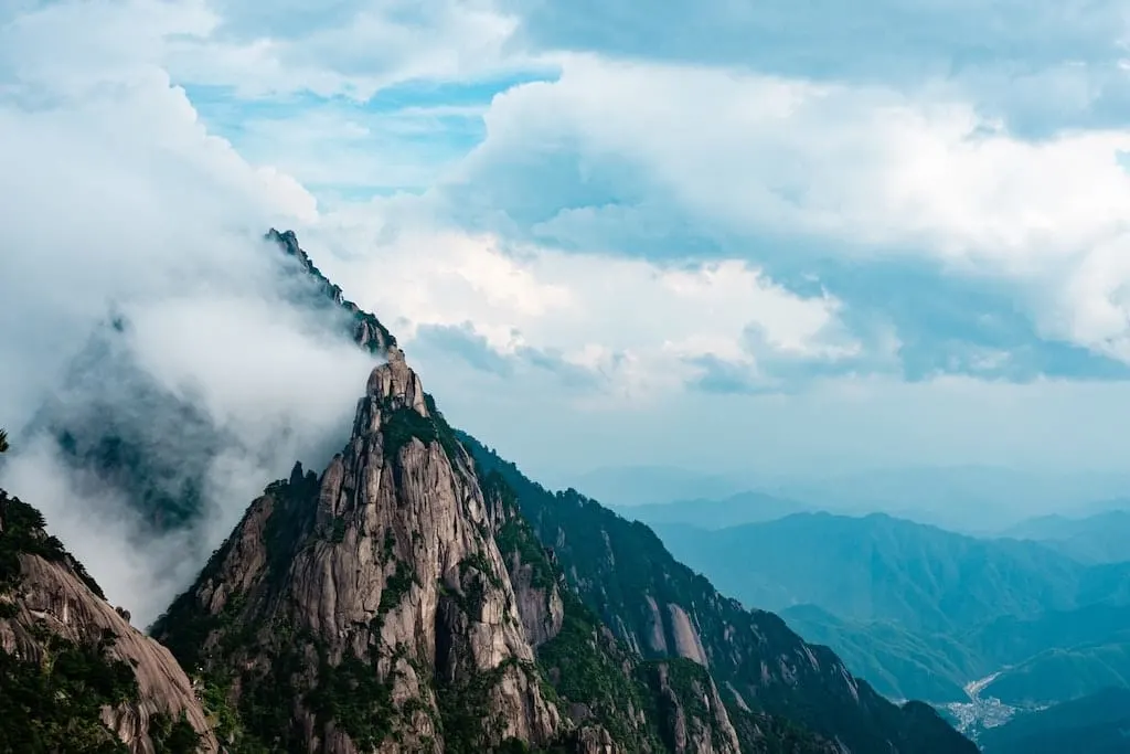 Huangshan Mountain Range - Famous Places In China