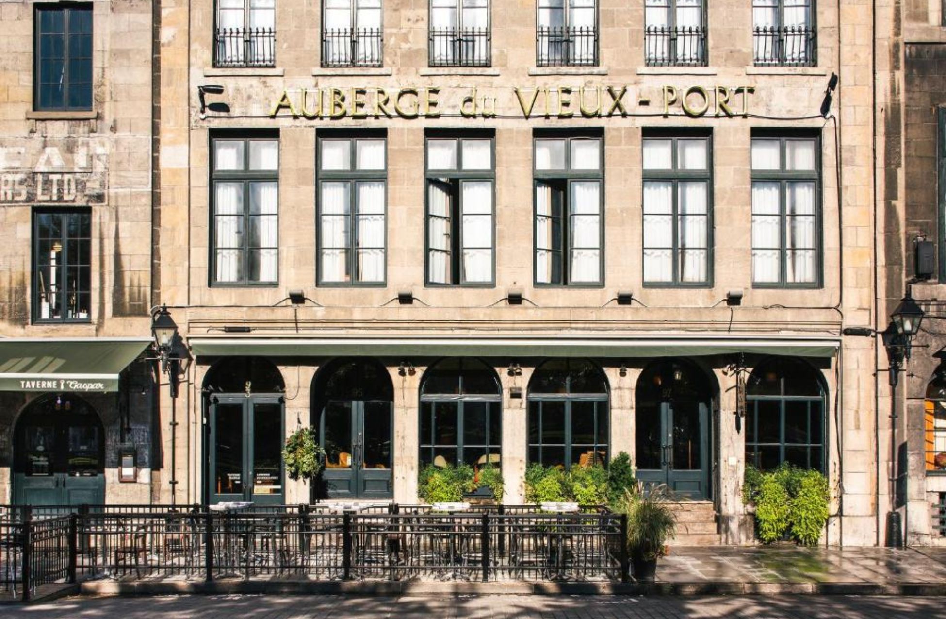 Auberge Du Vieux Port - Best Hotels In Montreal