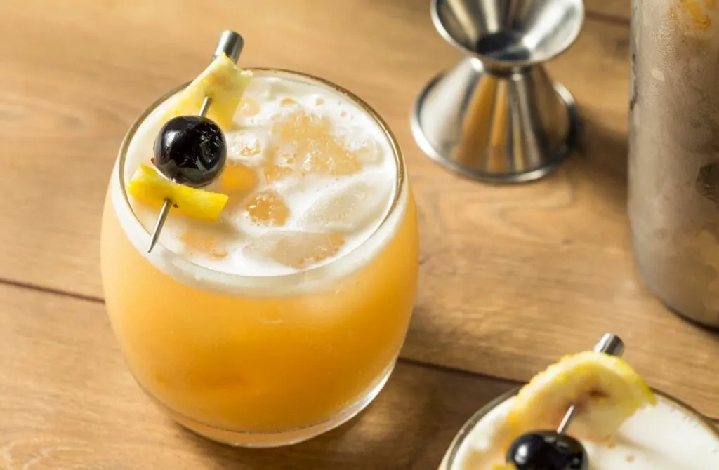 Classic Amaretto Sour with Bourbon Recipe (1)