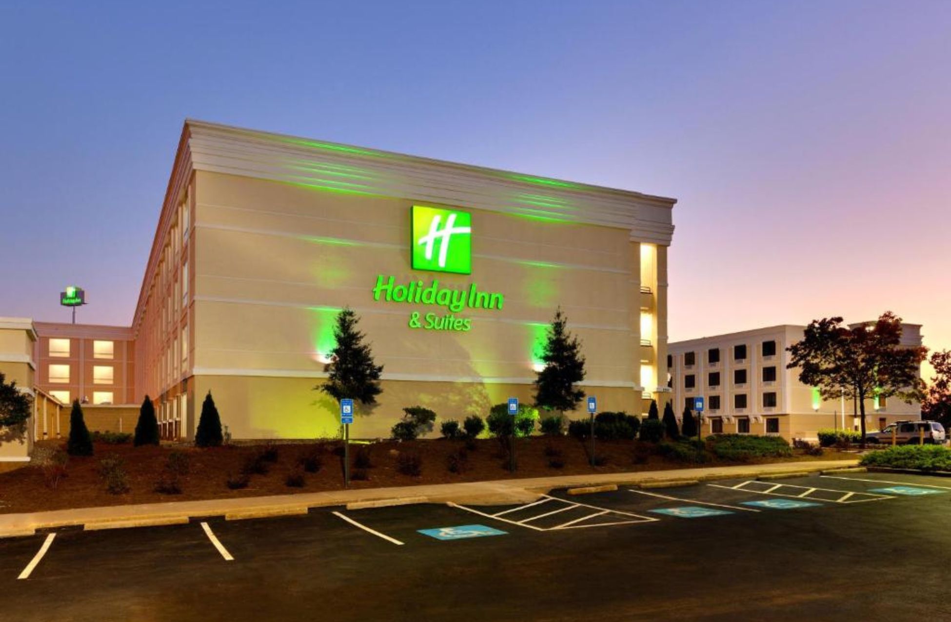 Holiday Inn Hotel & Suites Atlanta Airport-North  - Best Hotels In Atlanta