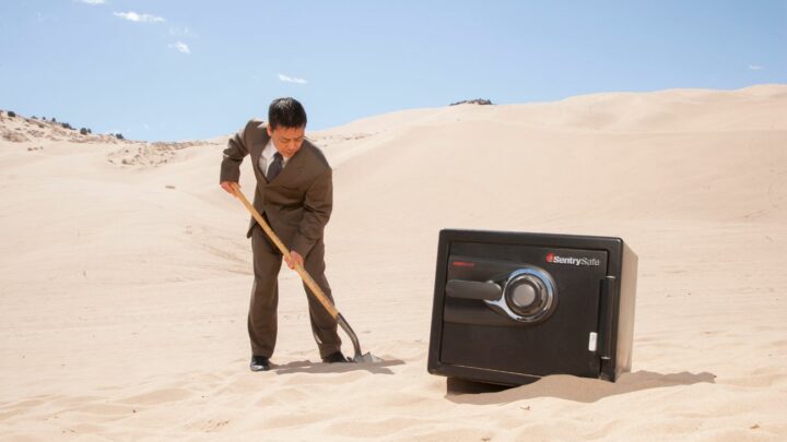 How To Protect Your Stuff While Visiting The Beach Alone!