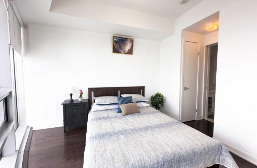 Luxury 2 BR In The Entertainment District With CN Tower View - Best Hotels In Toronto