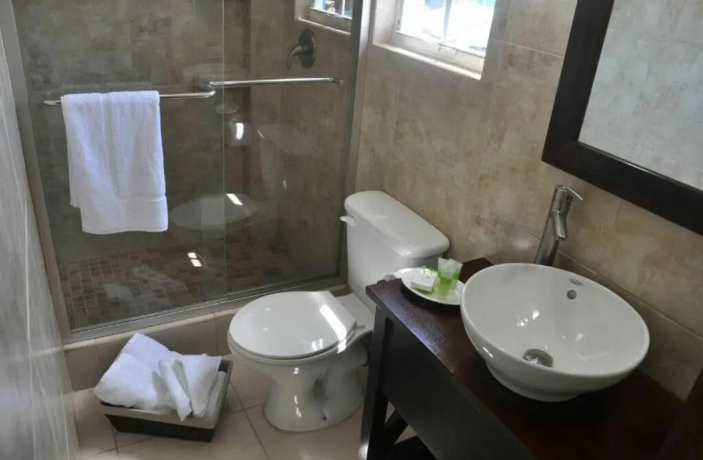 Rainbow Hotel - Best Hotels In Caye Caulker