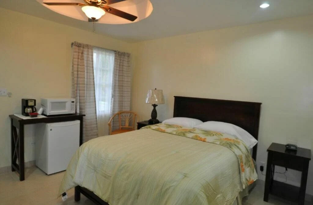 Rainbow Hotel - Best Hotels In Caye Caulker