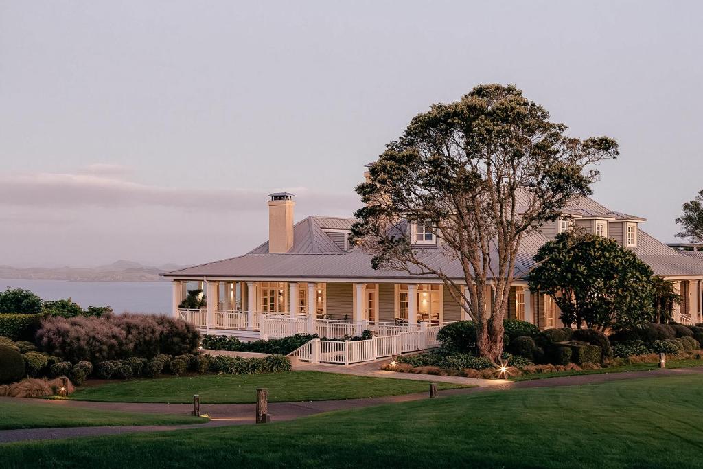 Where To Stay In Kerikeri: 5 Exceptional Retreats in New Zealand’s Far North 9 Rosewood Kauri Cliffs — Where Luxury Meets the Land