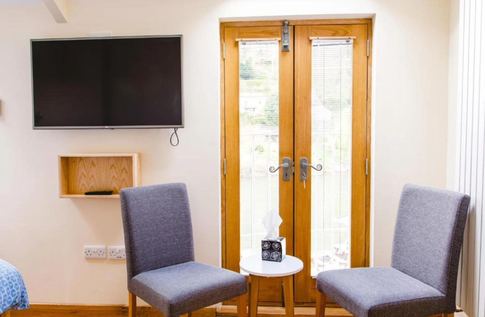 The 15 Best Hotels In Snowdonia National Park UK: Top Nature Escapes For Your Stay! 26 Saracens Head - Best Hotels In Snowdonia