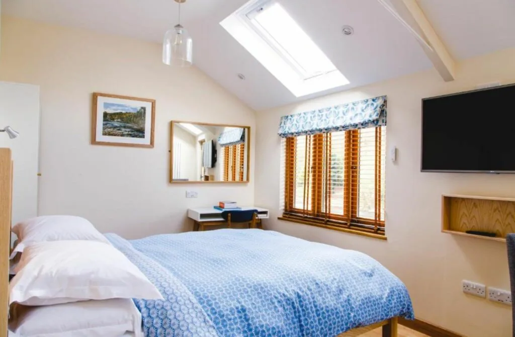 The 15 Best Hotels In Snowdonia National Park UK: Top Nature Escapes For Your Stay! 25 Saracens Head - Best Hotels In Snowdonia